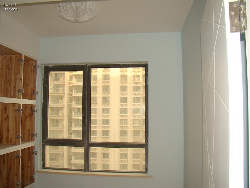 因使用年限久远家中的墙壁重新进行粉刷